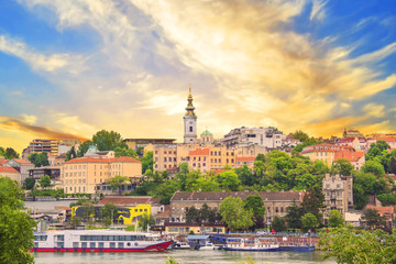 Fototapeta premium Piękny widok na zabytkowe centrum Belgradu nad brzegiem rzeki Sawy w Serbii