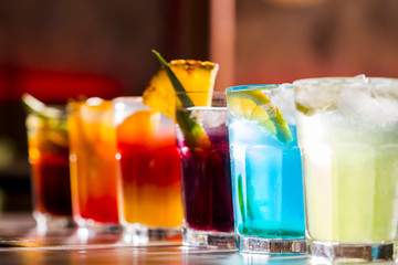 Set mit verschiedenen alkoholischen Getränken und Cocktails