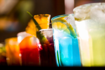 Set aus verschiedenen alkoholischen Getränken und Cocktails