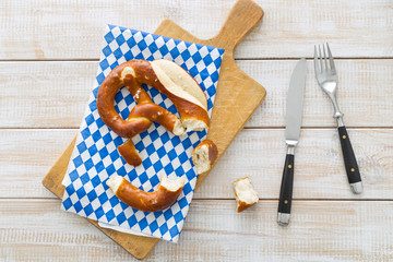 Brezel, Besteck und weiß-blaue Serviette zum Oktoberfest