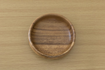 木製のテーブルと食器