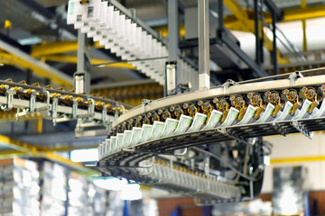 Förderbänder mit Zeitungen in einer Druckerei - HiTech Fabrikation in der Industrie // Conveyor...