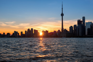 Fototapeta premium Toronto city skyline at sunset, Ontario, Canada.
