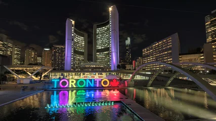 Crédence de cuisine en verre imprimé Toronto L& 39 hôtel de ville de Toronto et Toronto signe à Nathan Phillips Square la nuit, Ontario, Canada.
