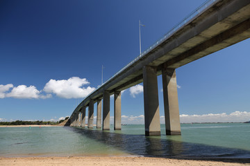 Brücke am Strand