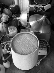 Textiler Lampenschirm und alte Deckenleuchten eines Sammler in einem Bauernhaus in Rudersau bei...