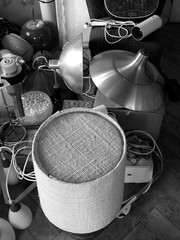 Sammlung alter Lampenschirme aus Metall und Stoff auf dem Dachboden eines Bauernhaus in Rudersau...