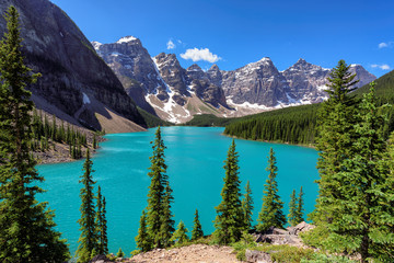Beau lac turquoise des montagnes Rocheuses, lac Moraine, parc national Banff, Canada.