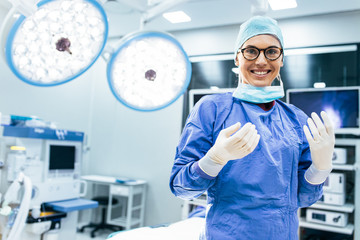 Happy woman surgeon ready for operation - obrazy, fototapety, plakaty