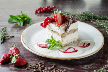 Торт с клубникой