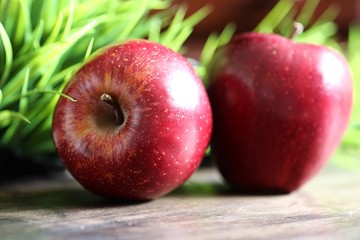 Fototapeta na wymiar Red fresh apple on a wooden table