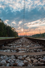 Tory kolejowe na tle wschodzącego słońca, Małogoszcz, Polska