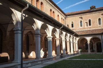 Fototapeta na wymiar Archi del chiostro di S. Lorenzo Vicenza