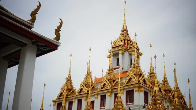 Time Lapse : The golden pagoda at Ratchanatdaram Temple in Bangkok, Thailand - Zoom effect