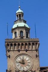 BOLOGNA, ITALIA - LUGLIO 22, 2017: Piazza Maggiore, dettaglio della torre dell'orologio - Emilia Romagna