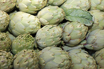 Obraz premium Artichokes on farmer's market in Madrid. Spain