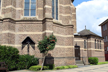 St. Lambertus, Bedburg, im Sommer