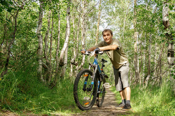 Fototapeta na wymiar the man stopped to relax on a bike in the forest