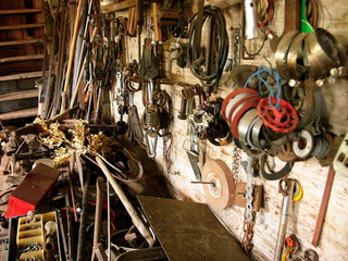 Verlassene alte Werkstatt mit Werkzeug und Beschlägen aus Metall in der Scheune eines Bauernhof im...