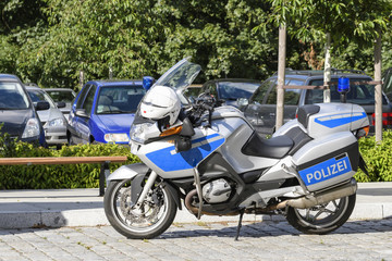Fototapeta premium Motocykl niemieckiej policji zaparkowany na parkingu