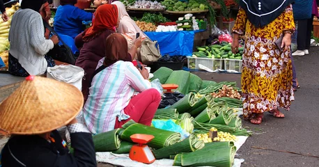 Küchenrückwand glas motiv Der Sumatra-Markt mit muslimischen Frauen, die Bananenblätter und Gemüse verkaufen © Natalia Schuchardt