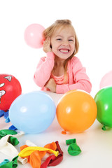 Fototapeta na wymiar fillette 6 ans jouant avec des ballons
