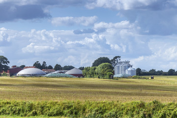 Landwirtschaftlicher Betrieb mit Silos und Biogasanlage