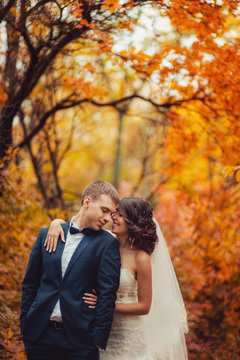 Wedding couple on a walk in the autumn park