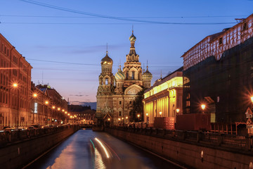 Obraz premium Canal in St. Petersburg, Russia into the Church of the Savior on Spilled Blood.
