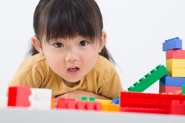 一人で遊ぶ子ども