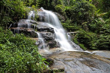 Naklejka premium Monthathan waterfall in Chiangmai Thailand. Beautiful waterfall landscape.