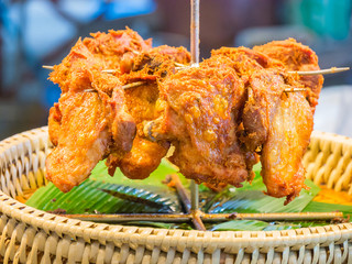 Naklejka premium Fried chicken on banana leaves