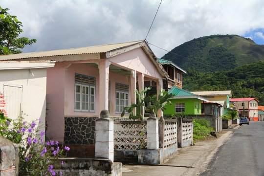 Typische Straße auf St. Lucia, Karibik