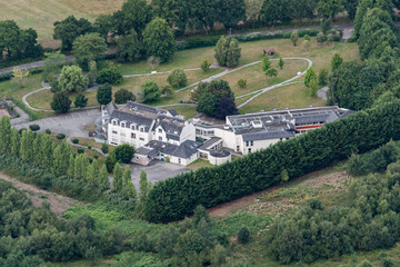 Fototapeta na wymiar Vue aérienne d'une résidence près de Vannes dans le Morbihan en France