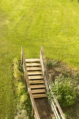 Escalier sur l'herbe