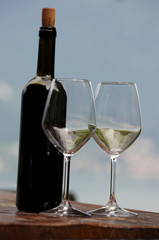 Bouteille de vin et deux verres vides