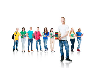 Obraz premium Duża grupa nastoletnich studentów na białym tle. Wiele różnych osób stojących razem. Szkoła, edukacja, uczelnia, koncepcja uniwersytetu.