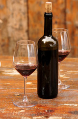 Bouteille de vin et deux verres servis sur table