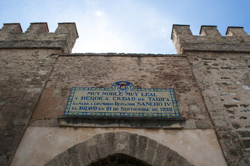 Tarifa, Spagna: la Porta di Jerez, l'unico ingresso rimasto attraverso le vecchie mura moresche...