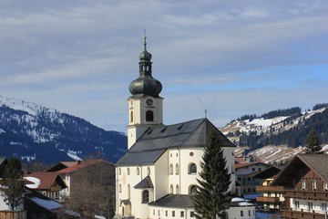Fototapeta na wymiar Kirche im Tannheimer Tal