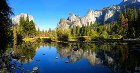Naklejka premium Panoramic Yosemite Valley view over the river with beautiful reflection, California, USA