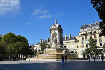 Fototapeta na wymiar Fontaine de la place Saint Sulpice à Paris, France