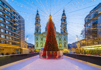 Naklejka premium Jarmark bożonarodzeniowy na placu Bazyliki św. Stefana w Budapeszcie na Węgrzech