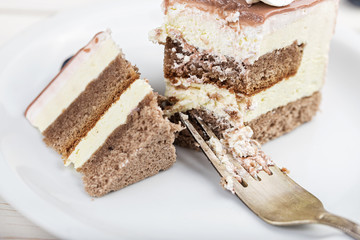 Cake of cake began to eat