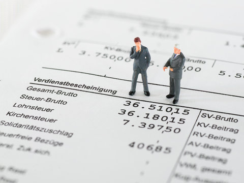 Unternehmer diskutieren &uuml;ber Gehalt / Gehaltsverhandlung - Szene mit Miniaturfiguren