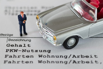 Firmenwagen - Abrechnung - Szene mit Miniaturfiguren