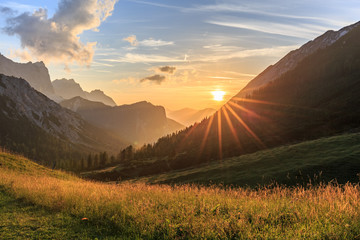 Sonnenuntergang auf der Hallerangeralm im Karwendel - obrazy, fototapety, plakaty