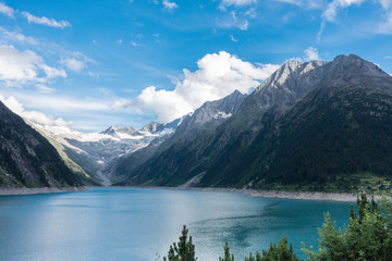 Fototapeta na wymiar Bergsee in den Alpen mit Gletscher im Hintergrund