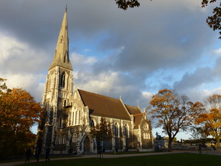 coucher du soleil sur église à copnhague