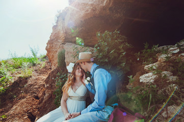 Naklejka premium Beautiful bride and groom couple walking at the wedding